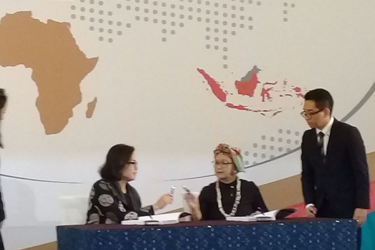Menteri Keuangan Sri Mulyani dan Menteri Luar Negeri Retno Marsudi menandatangani buku mengenai kerja sama Indonesia dan Afrika di acara Indonesia Africa Forum 2018 di Nusa Dua, Bali, Selasa (10/4/2018)