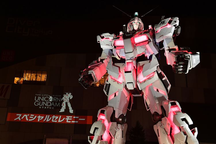 Replika RX-0 Unicorn Gundam dari anime Mobile Suit Gundam UC diperkenalkan pada media di Tokyo, Sabtu (23/9/2017). Pertunjukan replika setinggi 19,7 meter itu akan dibuka untuk umum pada 24 September 2017 di Mal DiverCity Tokyo.
