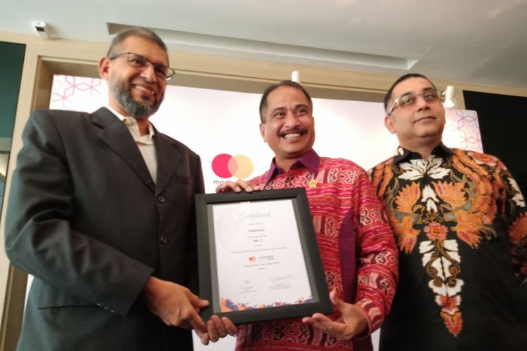 Menteri Arief Yahya mewakili Indonesia dalam penerimaan sertifikat peringkat industri wisata muslim dunia dari Mastercard-CrescentRating dalam Global Muslim Travel Index (GMTI) 2018, di Jakarta, Rabu (11/4/2018).