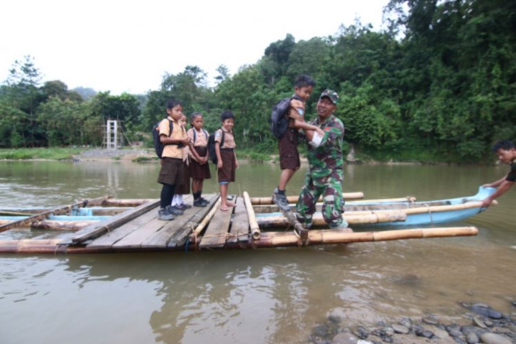 Meski kadang harus menantang bahaya dan maut menyeberangi sungai yang meluap karena banjir, anak-anak Desa Lenggo nekat menantang maut demi sekolah.