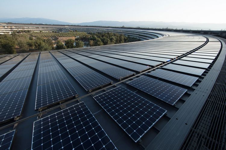 Kantor baru Apple di Cupertino, Amerika Serikat, memiliki instalasi panel surya di atap yang menghasilkan listrik sebesar 17 megawatt. Kompleks kantor berbentuk melingkar ini diklaim 100 persen menggunakan energi terbarukan.