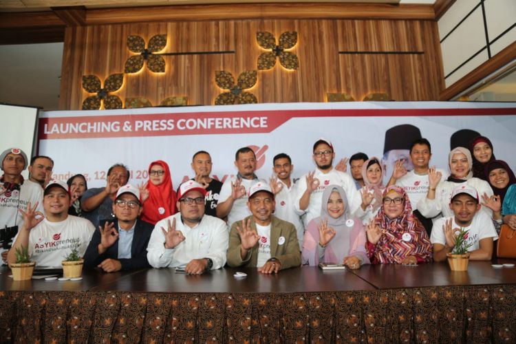 Pasangan calon gubernur dan wakil gubernur Jawa Barat nomor urut 3 Sudrajat - Ahmad Syaikhu (Asyik) meluncurkan salah satu program kampanye untuk melahirkan pengusaha baru di Jawa Barat bernama AsyikPreneur di Opieun Caffe, Bandung, Kamis (12/4/2018).