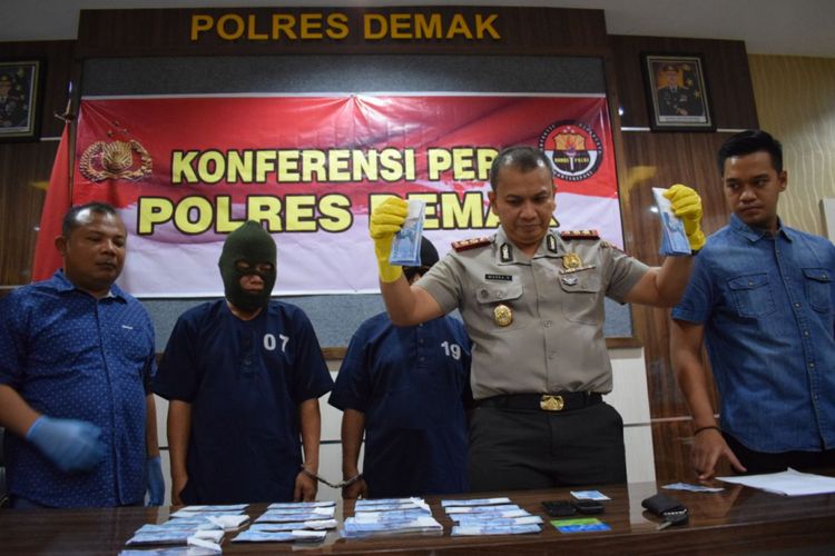 Kapolres Demak AKBP Maesa Soegriwo menunjukkan barang bukti uang palsu saat gelar perkara kasus peredaran uang palsu di Mapolres Demak, Jumat ( 13/4/2018).