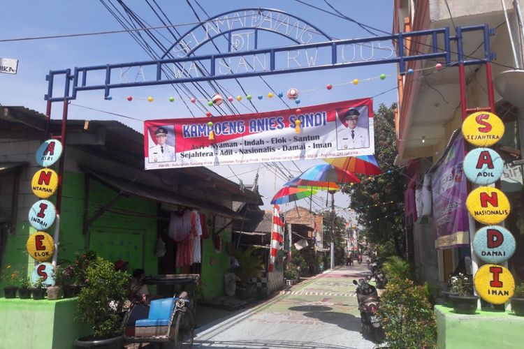 Pintu masuk Kampung Anies-Sandi di kawasan Tanjung Priok, Jakarta Utara, Jumat (13/4/2018).