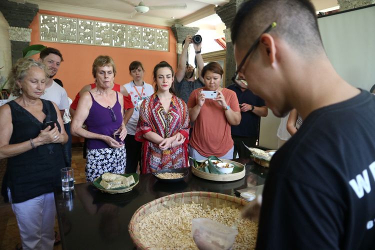 Benny Santoso, perintisi IniTempe sedang mengajarkan proses pembuatan tempe ke peserta Masterclass Ubud Food Festival. Foto: Kompas.com/Silvita Agmasari