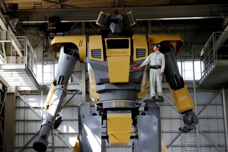 Insinyur Sakakibara Kikai, Go Sakakibara, berpose dengan LW-Mononofu dalam demonstrasinya di Desa Shinto, Gunma, Jepang, April 12, 2018. REUTERS/Kim Kyung-Hoon