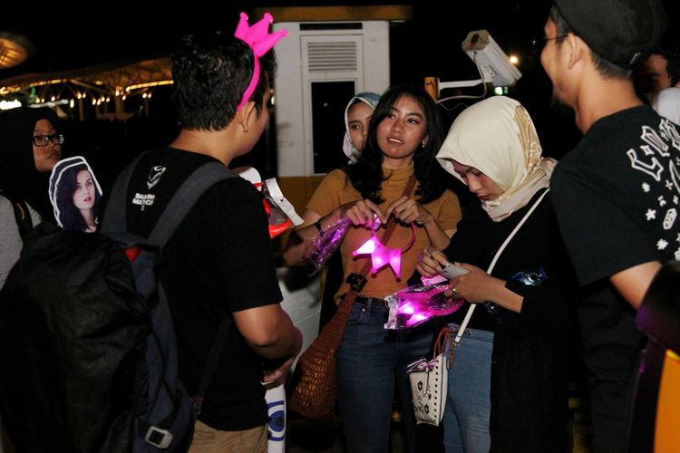 Sejumlah penggemar Katy Perry membeli merchandise di Indonesia Convention Exhibition (ICE) BSD, Tangerang, Banten, Sabtu (14/4/2018). Berbagai macam pernak-pernik seperti bando, baju, gelang dan lain-lain dijual sesaat sebelum konser Katy Perry yang bertajuk Witness: The Tour dimulai. 

