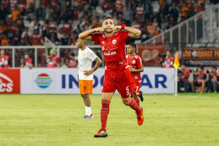 Pemain Persija Jakarta Jaimerson Xavier melakukan selebrasi setelah mencetak gol saat Liga 1 2018 di Stadion Utama Gelora Bung Karno, Jakarta, Sabtu (14/4/2018). Persija menang dengan skor 2-0.