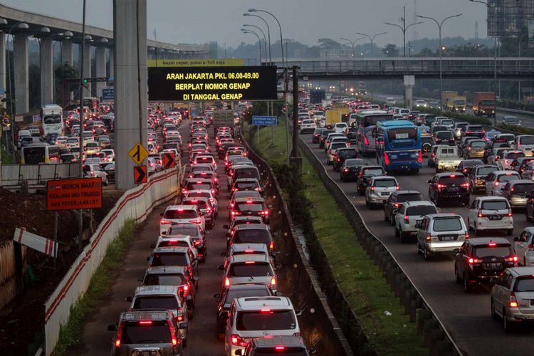 Sejumlah kendaraan melaju di Gerbang Tol Cibubur 2 Tol Jagorawi, Jakarta, Senin (16/4/2018). Uji coba yang dilakukan setiap hari Senin-Jumat kecuali hari libur nasional tersebut dimulai pukul 06.00 hingga 09.00 WIB diharapkan dapat mengurai kemacetan.