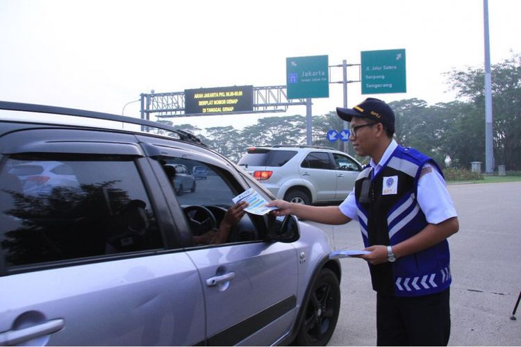 Uji coba ganjil genap di gerbang tol.