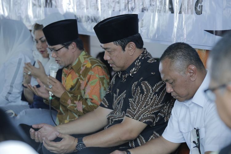 Wali Kota Semarang, Hendrar Prihadi, berziarah ke makam Sunan Bayat di Klaten, Jawa Tengah, Senin (16/4/2018). Hendrar mengajak para pejabat Pemerintah Kota Semarang meneladani sikap kepemimpinan Sunan Bayat yang pernah menjadi Bupati kedua Semarang pada masanya.