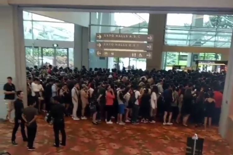 Ribuan orang mengantre untuk masuk ke acara karpet merah film Avengers: Infinity War di area Hall B Expo and Convention Centre Marina Bay Sands, Singapura, Senin (16/4/2018) pagi.