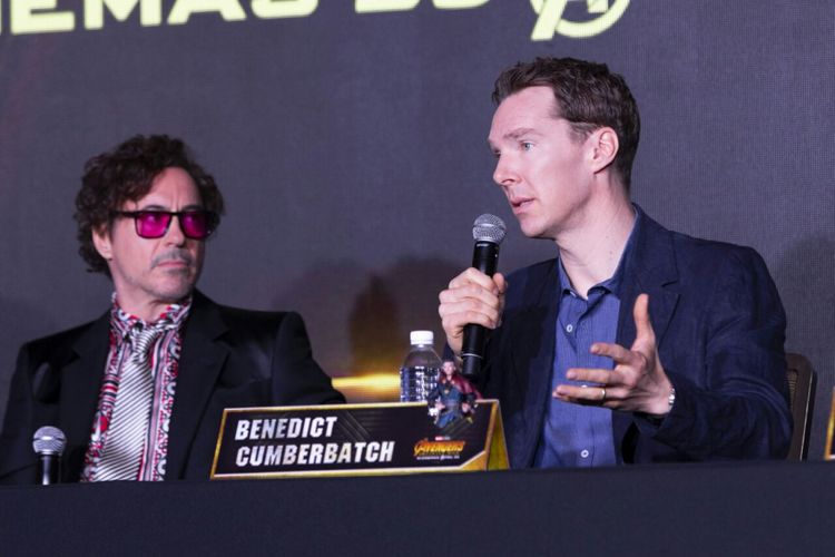 Aktor Robert Downey Jr (kiri) dan Benedict Cumberbatch dalam konferensi pers film Avengers: Infinity War di Marina Bay Sands, Singapura, Minggu (15/4/2018).