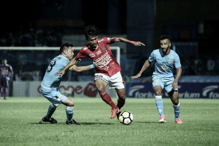 Kapten Bali United, Fadil Sausu, mendapat penjagaan dari para pemain Persela.