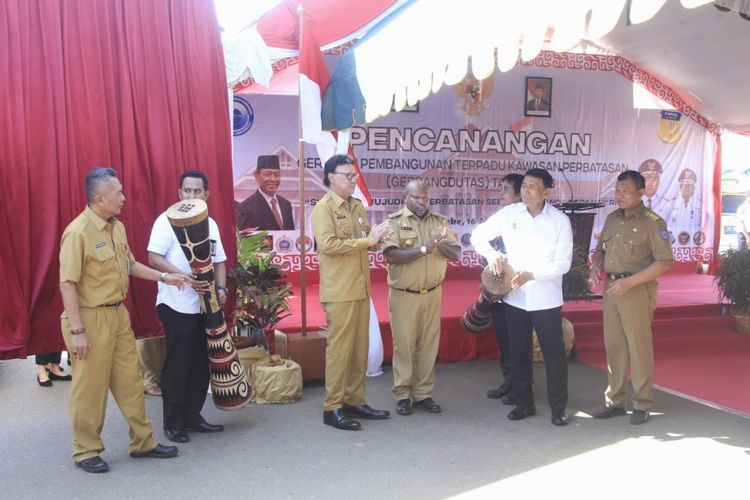 Menko Polhukam Wiranto didampingi Mendagri Tjahjo Kumolo pada acara  Pencanangan Gerakan Pembangunan Terpadu Kawasan Perbatasan di Kabupaten Merauke