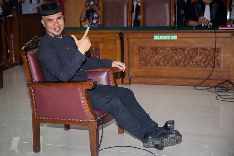 Artis musik Ahmad Dhani saat menjalani sidang kasus dugaan ujaran kebencian di Pengadilan Negeri Jakarta Selatan, Senin (16/4/2018). Ahmad Dhani diduga melanggar Pasal 45A Ayat 2 juncto Pasal 28 Ayat 2 Undang-undang Nomor 19 Tahun 2016 tentang Informasi dan Transaksi Elektronik juncto Pasal 55 Ayat 1 KUHP.