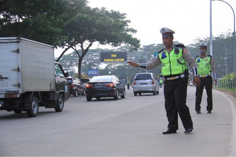 Uji coba ganjil genap di gerbang tol.