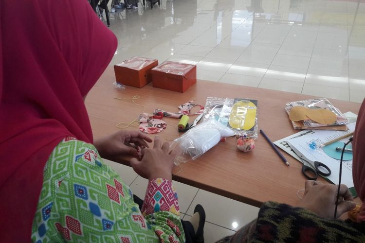 Seorang warga tengah mengikuti kegiatan pelatihan OK OCE di kantor Kecamatan Kelapa Gading, Jakarta Utara, Selasa (17/4/2018).