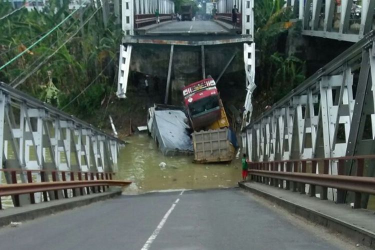 Jembatan nasional Babat-Widang yang menghubungkan Kabupaten Lamongan dan Kabupaten Tuban, Jawa Timur, ambruk, Selasa (17/4/2018) sekitar pukul 10.50 WIB. Tiga truk dan satu motor terjun ke Sungai Bengawan Solo akibat ambruknya jembatan. Dua korban untuk sementara dilaporkan tewas.