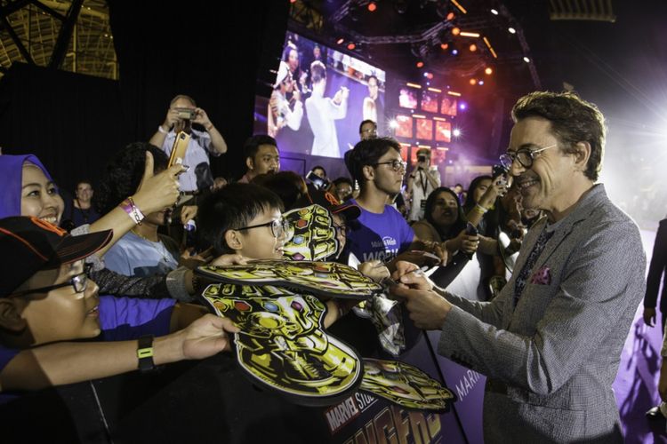 Robert Downey Jr di acara Purple Carpet Fan Event di Marina Bay Sands, Singapura, Senin (16/4/2018) malam.