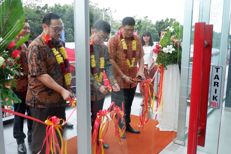 Pemotongan pita tanda peresmian dealer Nissan-Datsun SM Amin di Pekanbaru. (Kiri ke kanan) Susilo Darmawan - CEO of PT Wihana Wirawan, Masato Nakamura - Head of Datsun Indonesia, Elsa Tobing - Kordinator Wilayah Nissan Datsun Sumatera dan Kalimantan 