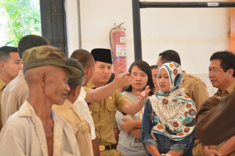 Plt. Bupati Trenggalek, Mochammad Nur Arifin, menemui para pedagang yang belum mendapat hak penempatan di pasar relokasi, Senin (16/4/2018)