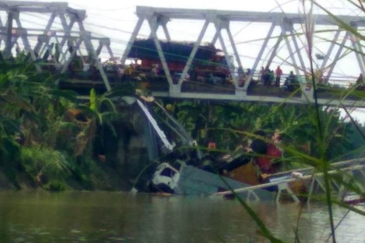 Jembatan nasional Babat-Widang yang menghubungkan Kabupaten Lamongan dan Kabupaten Tuban, Jawa Timur, ambruk, Selasa (17/4/2018) sekitar pukul 10.50 WIB. Tiga truk dan satu motor terjun ke Sungai Bengawan Solo akibat ambruknya jembatan. Dua korban untuk sementara dilaporkan tewas.