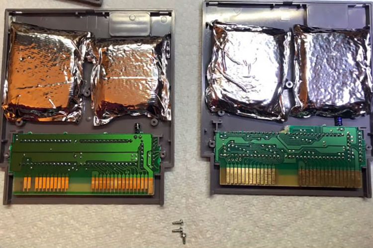 Dua kaset game Nintendo lawas yang ditemukan berisi narkoba oleh Julian Turner.