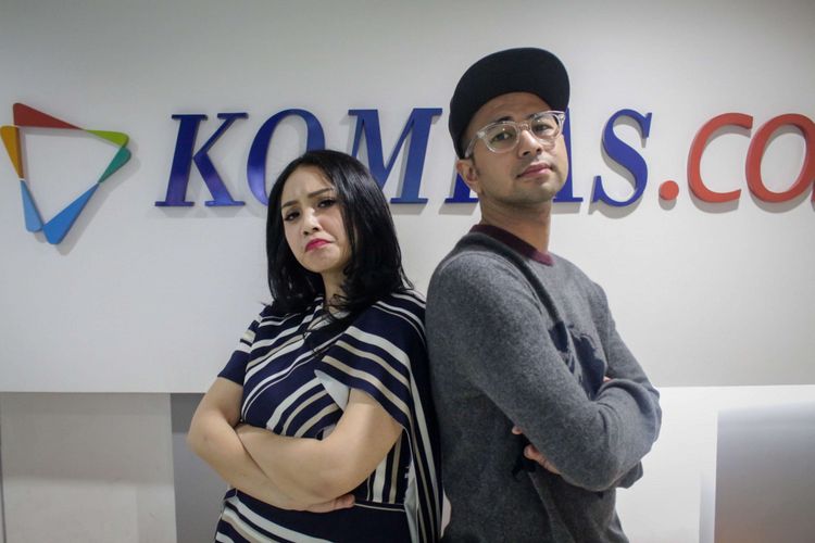 Pasangan artis Raffi Ahmad dan Nagita Slavina berpose usai wawancara promo film The Secret di redaksi Kompas.com, Palmerah Selatan, Jakarta, Rabu (18/4/2018). Film yang bergenre horor tersebut akan tayang pada 26 April 2018.