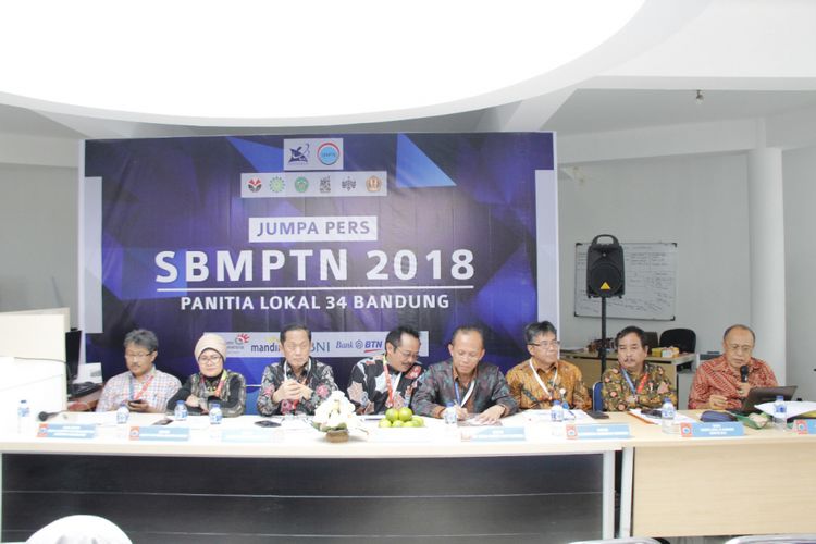 Para rektor dan wakil rektor PTN di Kota Bandung tengah menjelaskan kuota yang disediakan di Kampusnya masing-masing. 