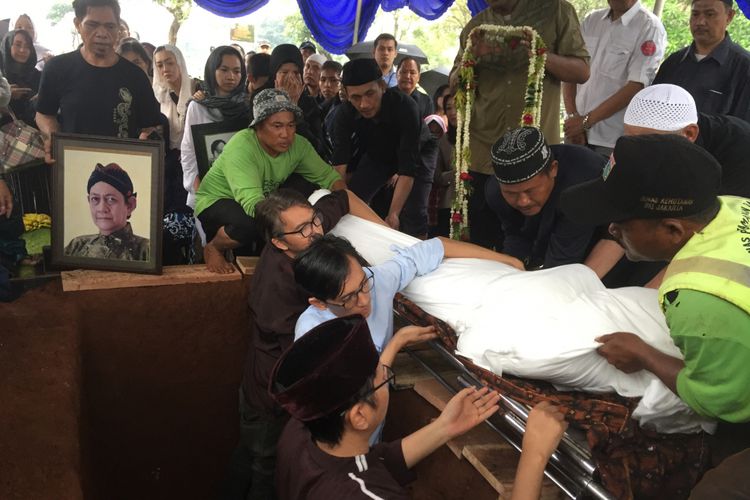 Jenazah Deddy Sutomo dikebumikan di TPU Tanah Kusir, Bintaro, Jakarta Selatan, Rabu (18/4/2018).