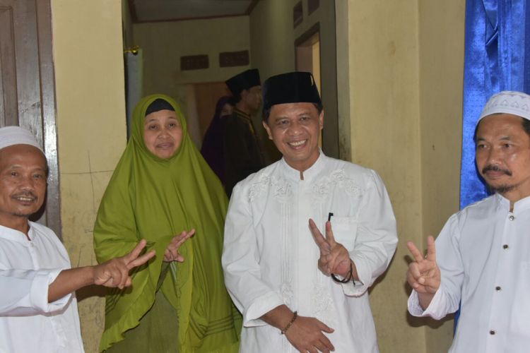 Calon wakil gubernur Jawa Barat nomor urut 2 Anton Charliyan mengunjungi pondok pesantren khusus wanita Al-Hasanah di Kampung Leuwiliang, Desa Sindulan, Kecamatan Cimanggung, Kabupaten Sumedang, Rabu(18/4/2018).