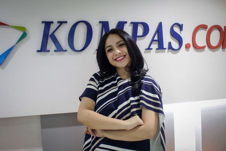 Aktor Nagita Slavina berpose usai wawancara promo film The Secret di redaksi Kompas.com, Palmerah Selatan, Jakarta, Rabu (18/4/2018). Film yang bergenre horor tersebut akan tayang pada 26 April 2018.
