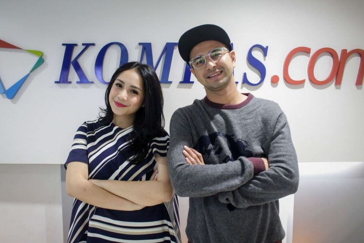 Pasangan artis Raffi Ahmad dan Nagita Slavina berpose usai wawancara promo film The Secret di redaksi Kompas.com, Palmerah Selatan, Jakarta, Rabu (18/4/2018). Film yang bergenre horor tersebut akan tayang pada 26 April 2018.