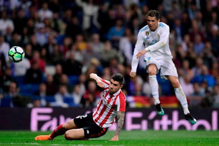 Unai Nunez mencoba menutup ruang tembak Cristiano Ronaldo saat Athletic Bilbao menghadapi Real Madrid pada lanjutan La Liga di Stadion Santiago Bernabeu, Rabu (18/4/2018). 
