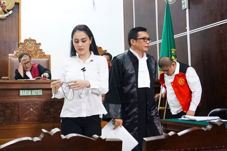 Jennifer Dunn (berblus putih) memberi keterangan sebagai saksi dari terdakwa Ferly Salim alias FS di Pengadilan Negeri Jakarta Selatan, Kamis (19/4/2018).