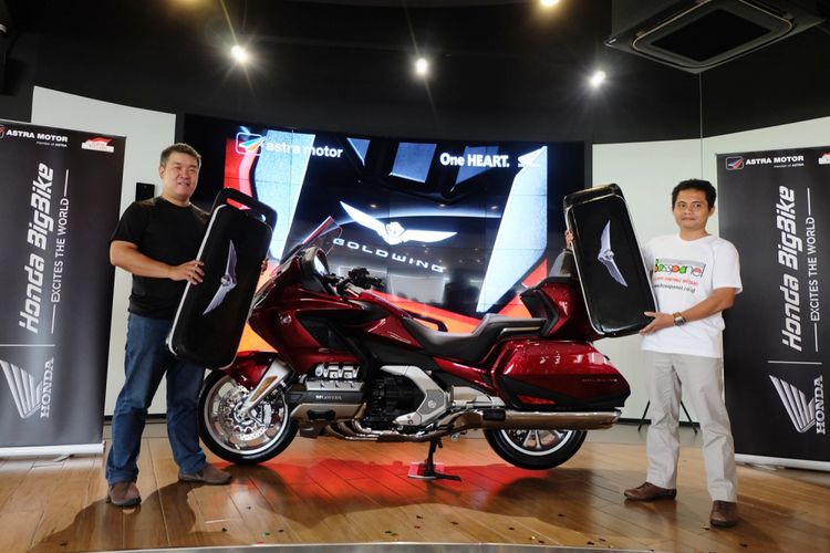 Penyerahan dua unit Honda Gold Wing model terbaru kepada dua pembeli pertama, di showroom Astra Motor Astra Biz Center BSD, Tangerang Selatan, Jumat (20/4/2018).