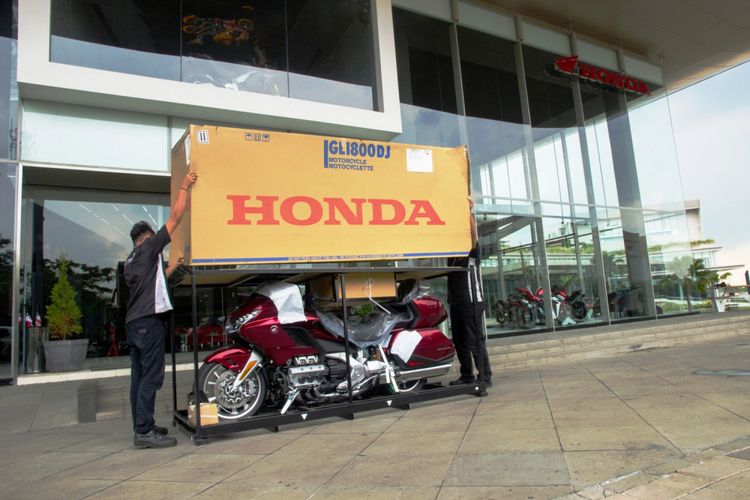 Unboxing dua unit Honda Gold Wing model terbaru sebelum diserahkan kepada dua pembeli pertama, di showroom Astra Motor Astra Biz Center BSD, Tangerang Selatan, Jumat (20/4/2018).