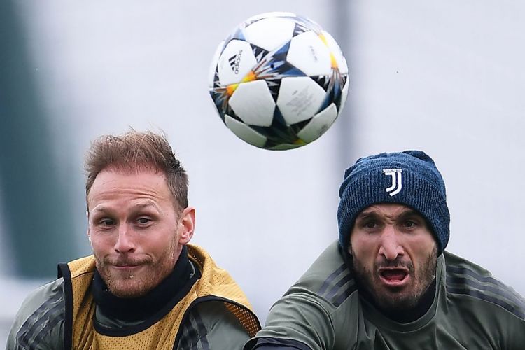 Benedikt Hoewedes dan Giorgio Chiellini menjalani latihan di  Juventus Training Center, Vinovo, 18 April 2018. 