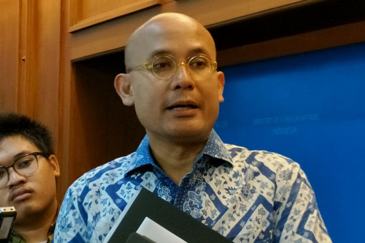 Juru Bicara Kementerian Luar Negeri RI, Arrmanatha C. Nasir ketika ditemui di Kantornya, Jakarta, Jumat (20/4/2018). 