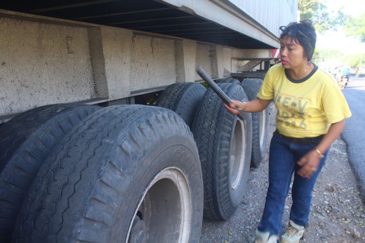 Imah Suswanti mengecek kondisi truk trailer sebelum dikendarainya di Jalan Raya Lawang, Kabupaten Malang, Jumat (20/4/2018).