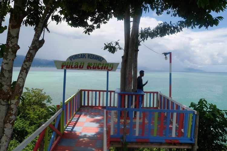 Pemandangan laut dari puncak ketinggian di Pulau Kucing yang merupakan salah satu obyek wisata di Desa Fukweu, Kecamatan Sanana Utara, Kepulauan Sula, Maluku Utara, Sabtu (14/4/2018).