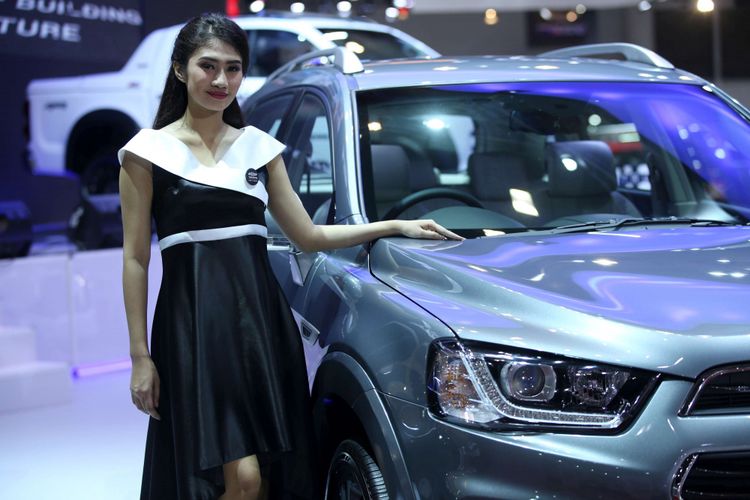 Sales Promotion Girl berpose di samping mobil yang dipamerkan di Indonesia International Motor Show 2018 di JI Expo Kemayoran, Jakarta, Kamis (19/4/2018). Pameran otomotif terbesar di Indonesia ini akan berlangsung hingga 29 April 2018 mendatang.