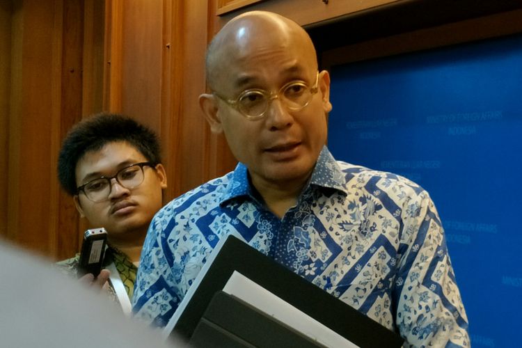 Juru Bicara Kementerian Luar Negeri RI, Arrmanatha C Nasir ketika ditemui di Kantornya, Jakarta, Jumat (20/4/2018). 