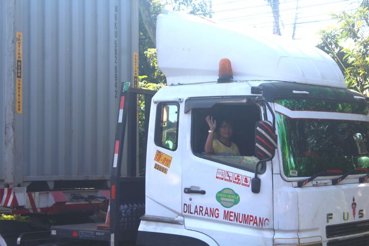 Imah Suswanti bersiap untuk melanjutkan pekerjaanya menjadi sopir truk trailer di Jalan Raya Lawang, Kabupaten Malang, Jumat (20/4/2018).