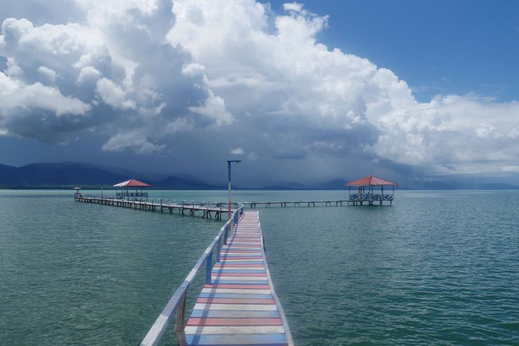 Fasilitas untuk wisatawan di Pulau Kucing yang merupakan salah satu obyek wisata di Desa Fukweu, Kecamatan Sanana Utara, Kepulauan Sula, Maluku Utara, Sabtu (14/4/2018).