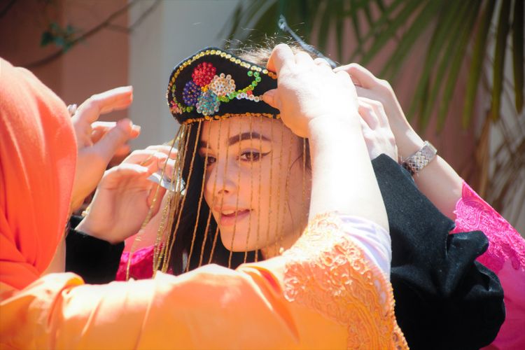 Seorang remaja Italia di Kota Roma sedang menjajal salah satu pakaian Nusantara yang dipamerkan juga di acara Festival Kuliner Indonesia. Acara ini diselenggarakan dalam rangka memperingati Hari Kartini. 