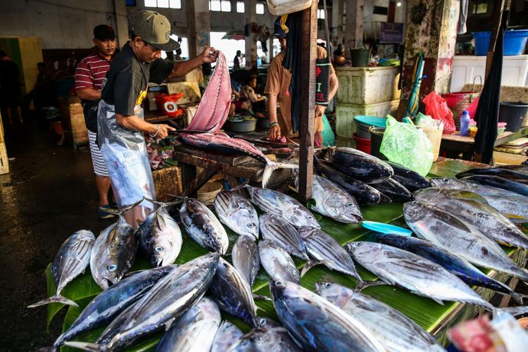 Sejumlah pedagang menggelar ikan segar dagangan mereka di kawasan pasar ikan Arumbai, Ambon, Maluku, Jumat (21/4/2018). Pasar ikan tersebut banyak dikunjungi warga sekitar kota Ambon yang ingin membeli ikan segar dengan harga relatif murah.