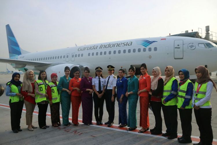 ajaran staf perempuan yang bertugas untuk Kartini Flight, Garuda Indonesia, Sabtu (21/4/2018)