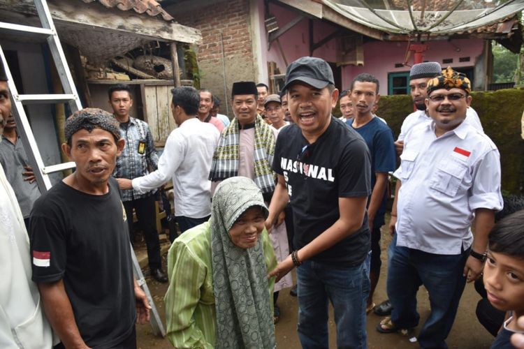 Dedi Mulyadi saat menemui Mak Oomndi Cihaurbeuti, Ciamis, Jawa Barat, Jumat (20/4/2018)